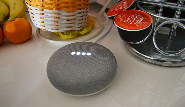 キッチンのカウンターテーブルの上に置いたGoogle home