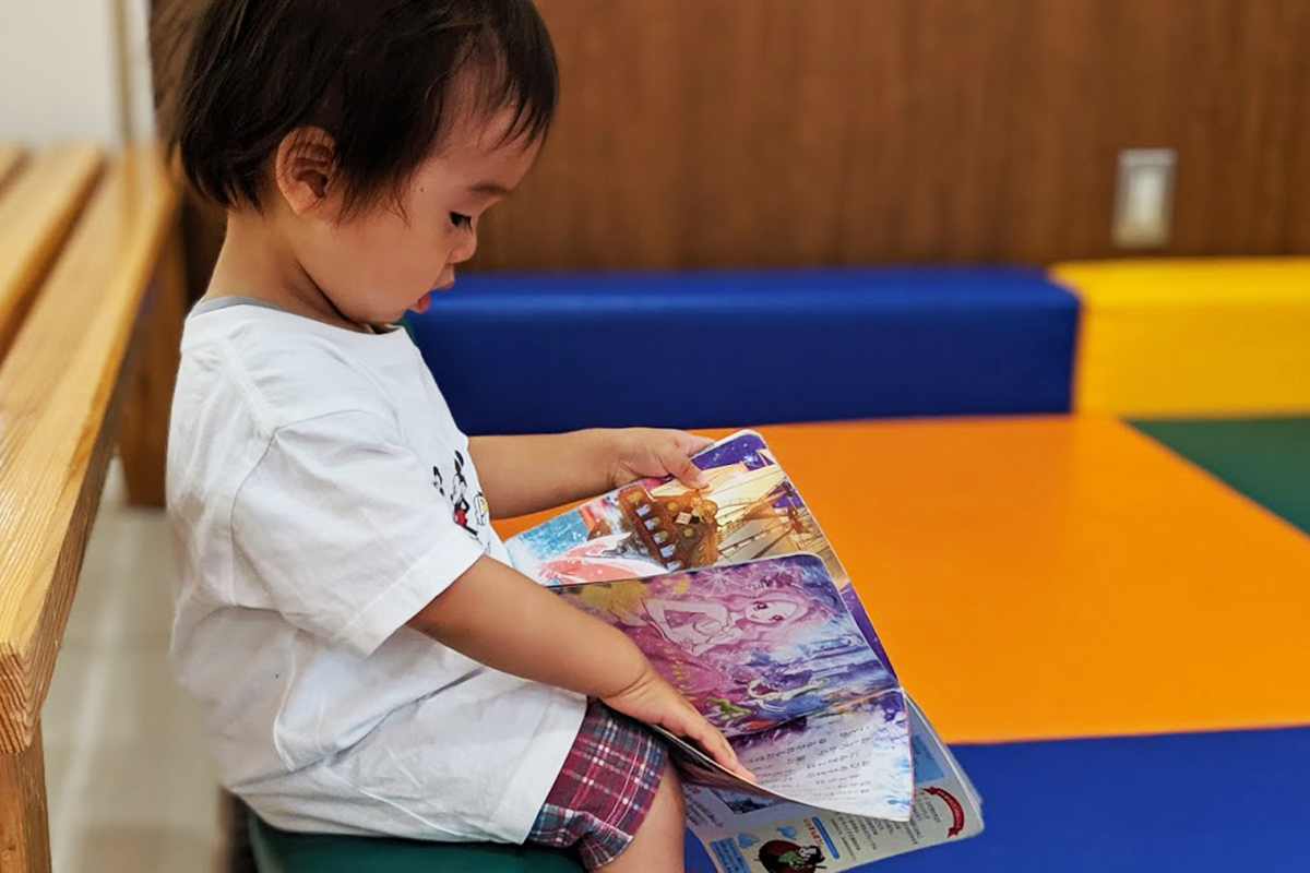 絵本を読む幼児