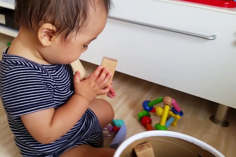 積み木で遊ぶ赤ちゃん
