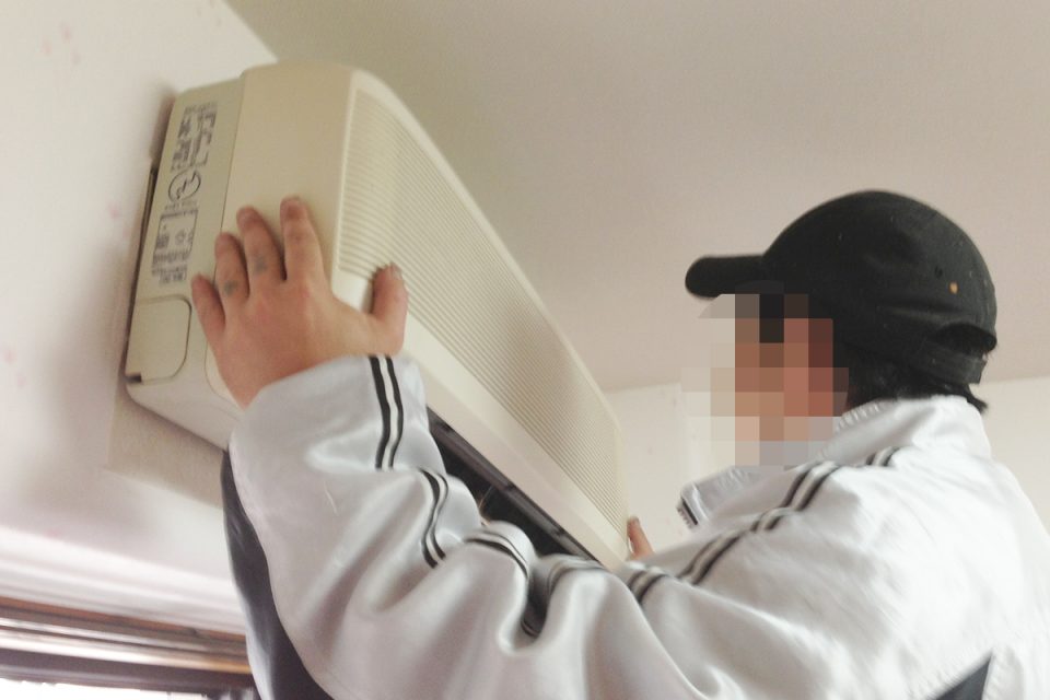エアコンを取り外してる業者さん