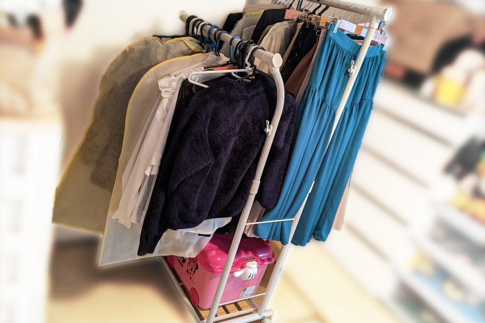 ニトリのハンガーラックに洋服を掛けてみた雰囲気