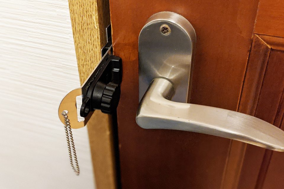 鍵を取付けた仕事部屋のドアレバー