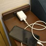 スマホの充電器がでかすぎて、机の上が狭くなってしまった様子