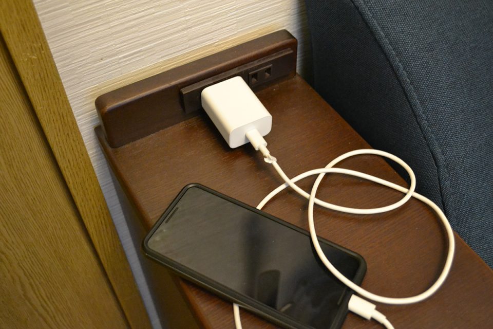 スマホの充電器がでかすぎて、机の上が狭くなってしまった様子