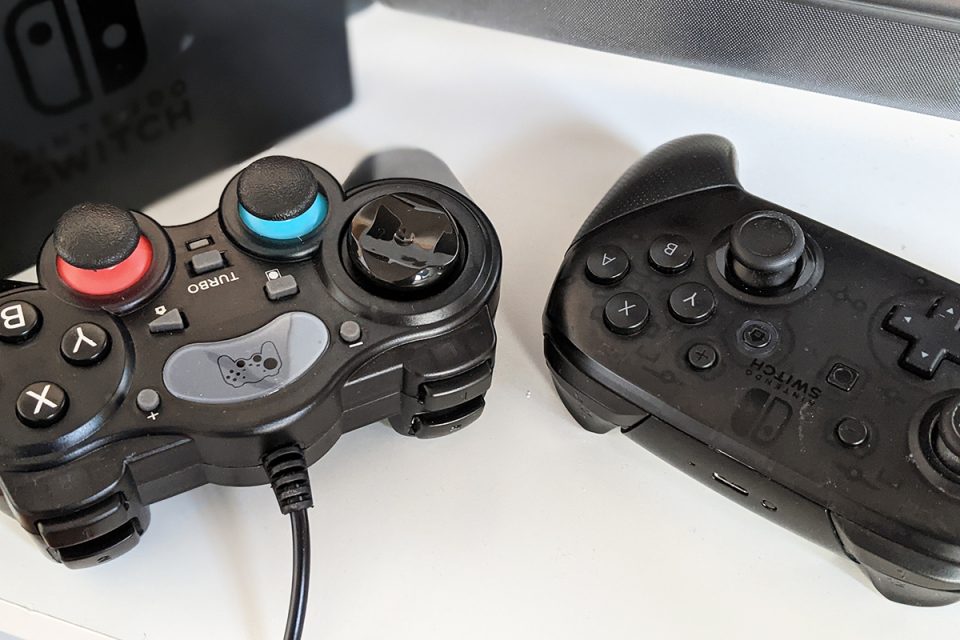 ニンテンドースイッチの有線コントローラーと無線コントローラー