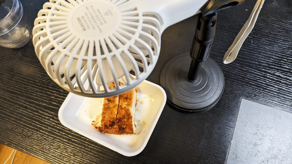 ハンディ―扇風機をマイクスタンド固定して熱々のご飯を冷ましている様子