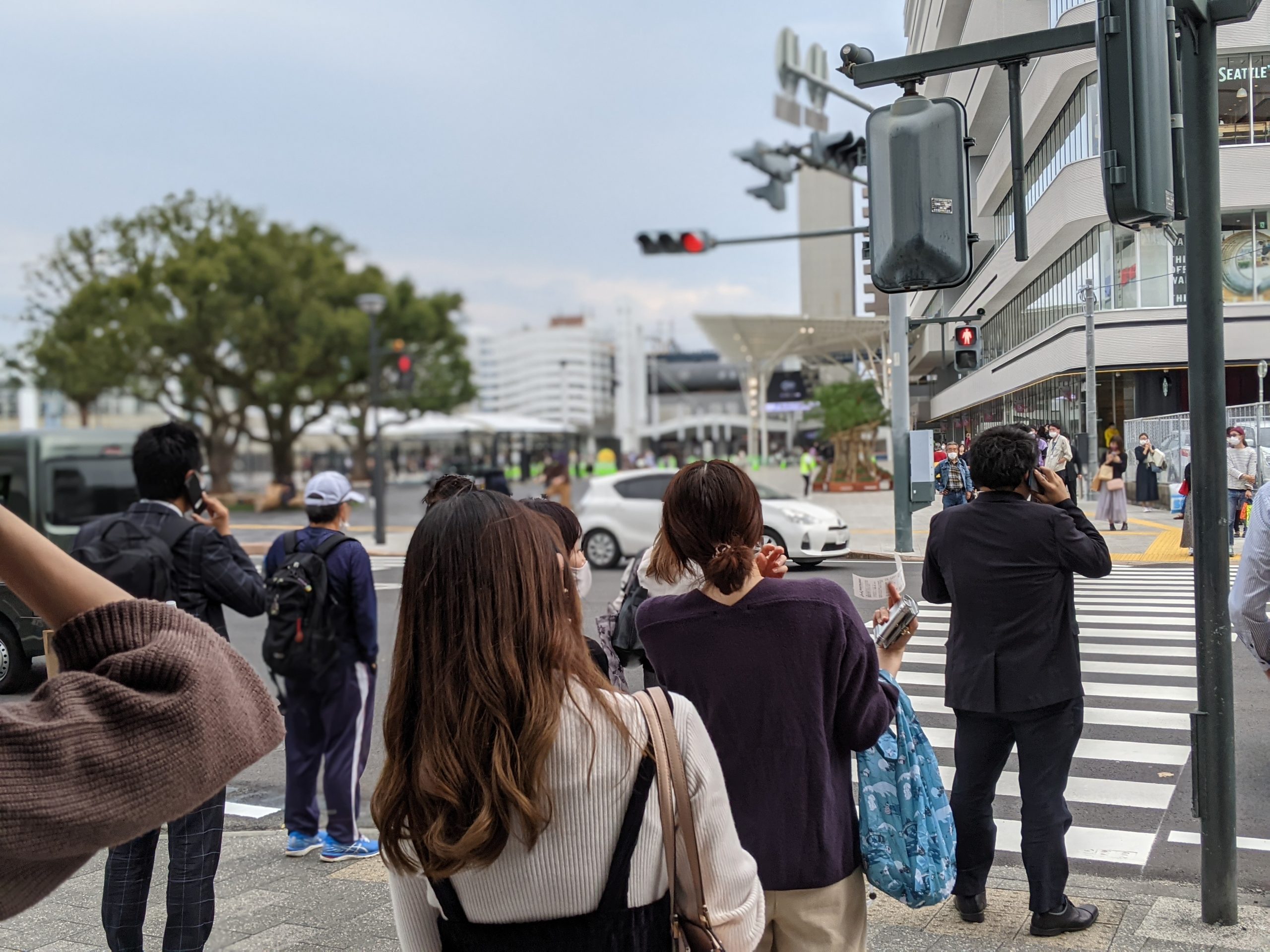 宮崎駅前の交差点に大勢の人